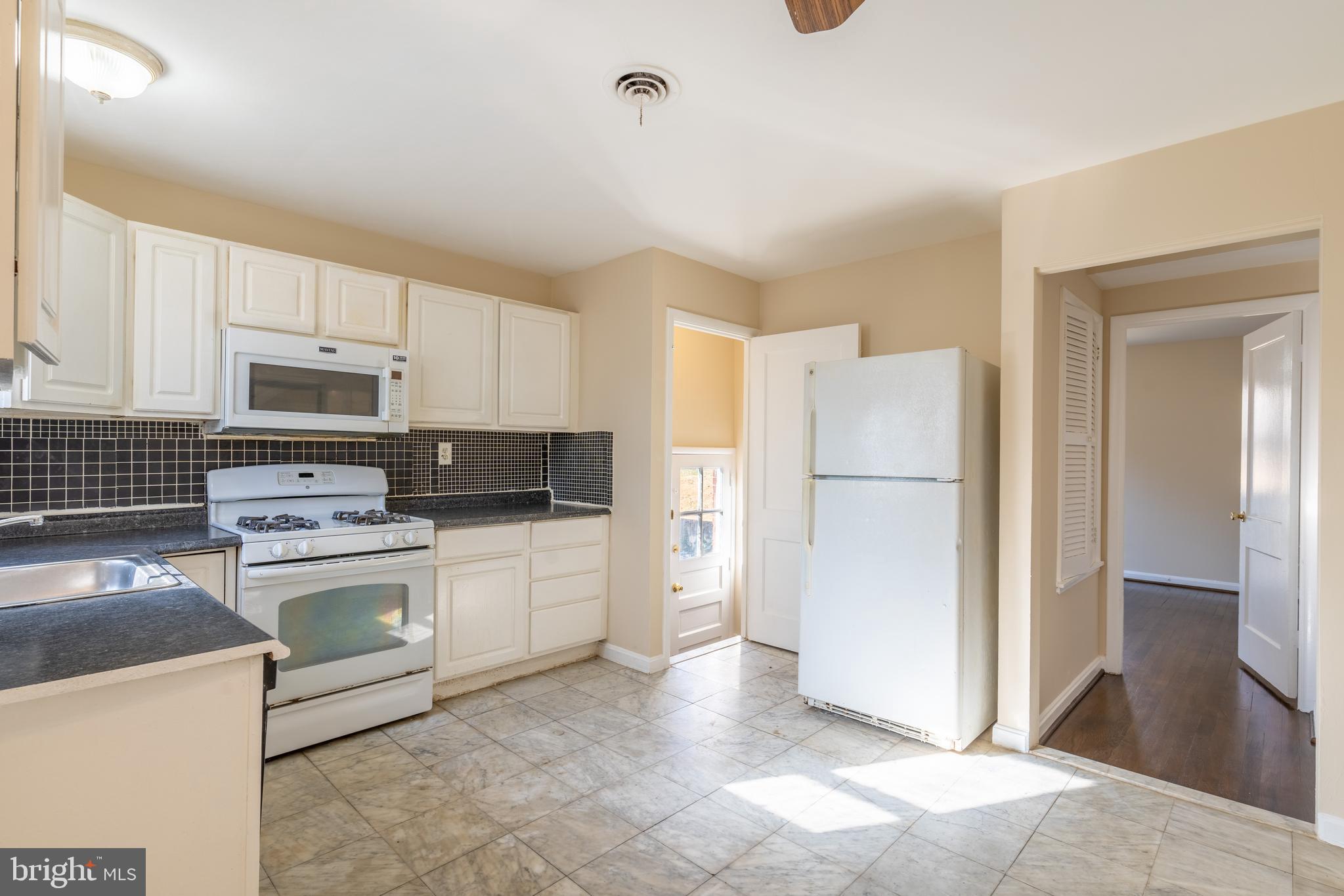 906 Buckingham Drive Silver Spring, MD 20901 - Photo 3 of 26 Kitchen