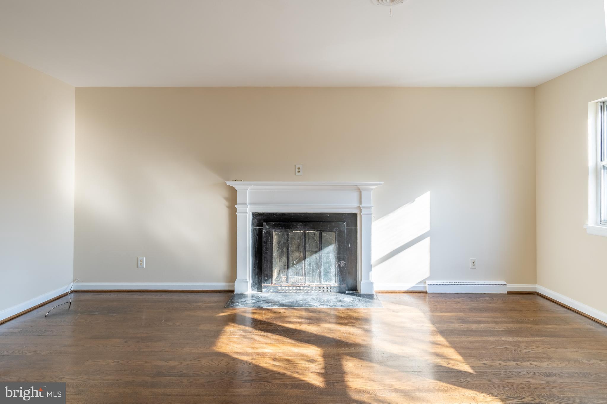 906 Buckingham Drive Silver Spring, MD 20901 - Photo 4 of 26 Living Room