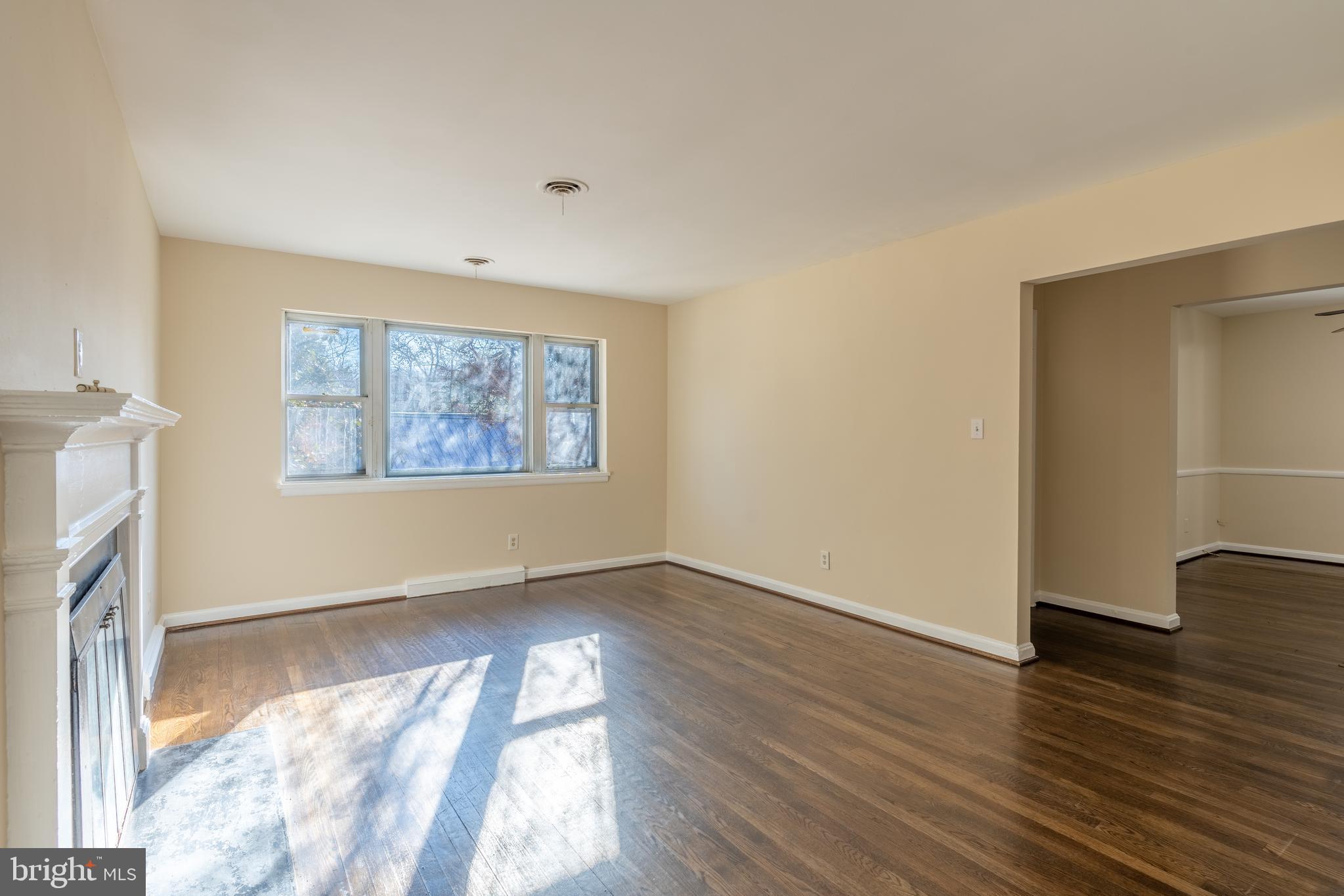 906 Buckingham Drive Silver Spring, MD 20901 - Photo 5 of 26 Living Room