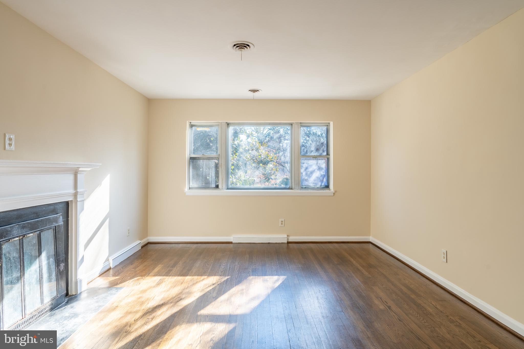 906 Buckingham Drive Silver Spring, MD 20901 - Photo 6 of 26 Living Room