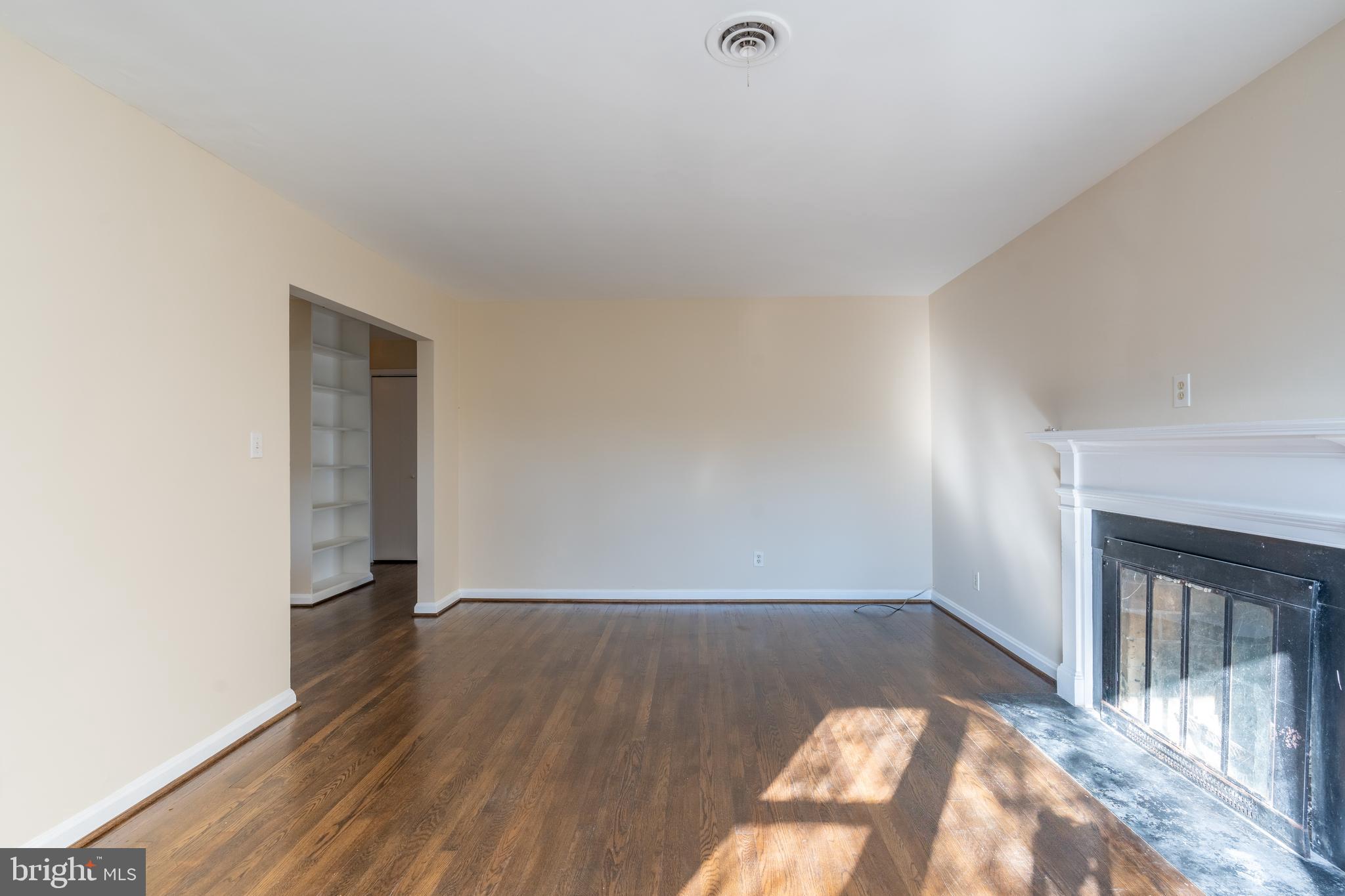 906 Buckingham Drive Silver Spring, MD 20901 - Photo 7 of 26 Living Room