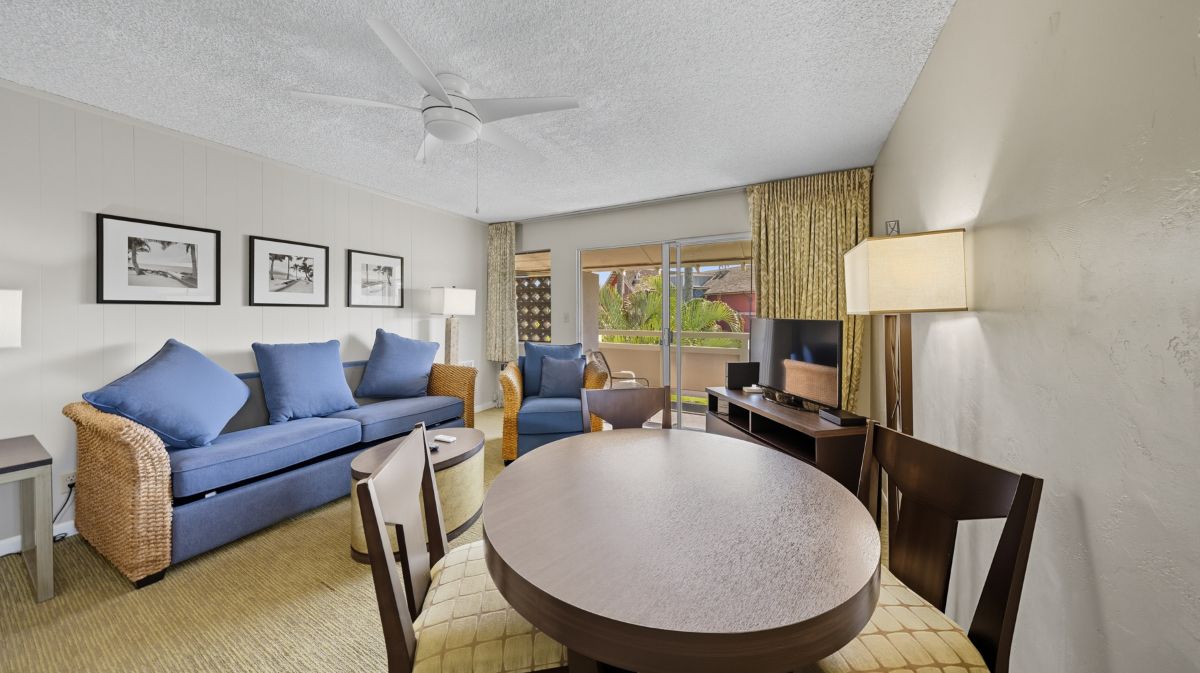 525 Aleka Loop, Unit A12 Kapaa, HI 96746 - Photo 8 of 20 a living room with furniture and a lamp
