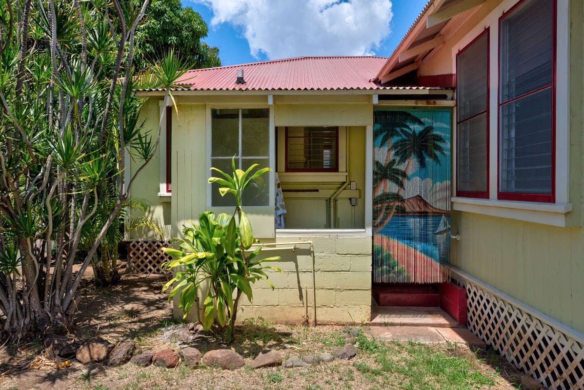 4472 A Panako Road Waimea, HI 96796 - Photo 18 of 25 a view of a house with potted plants