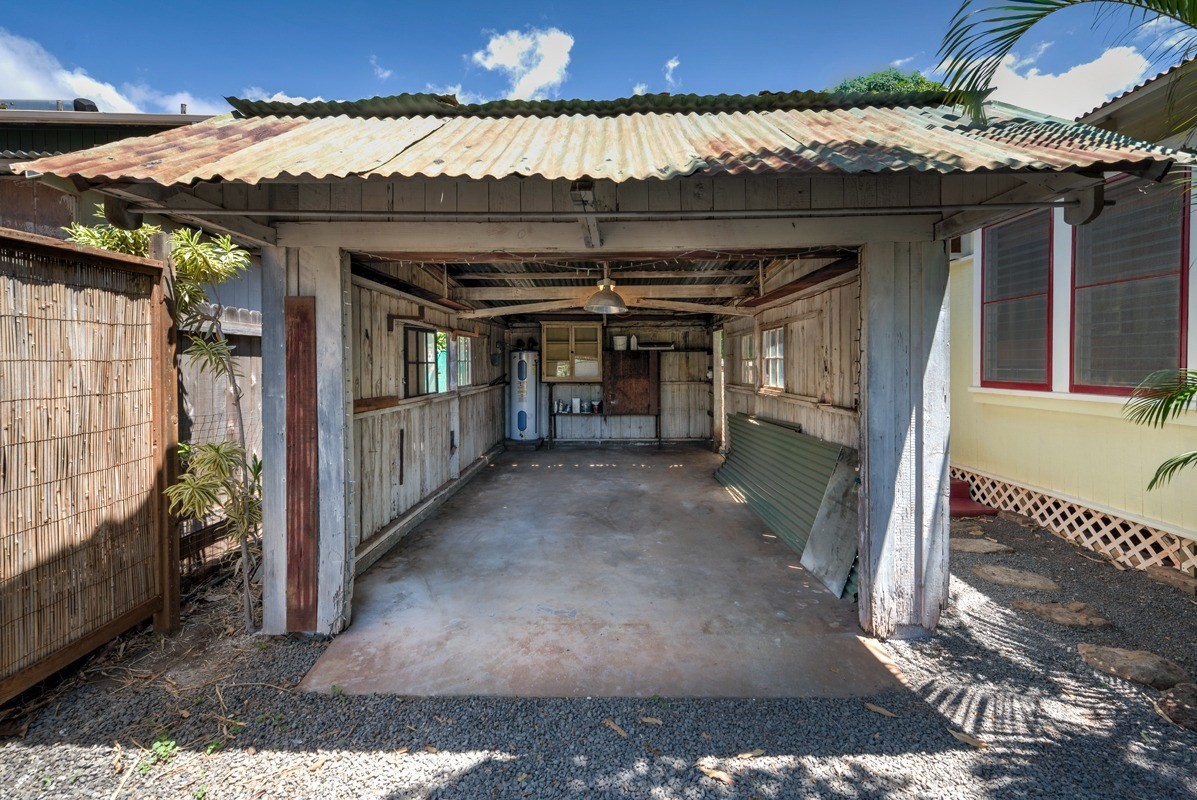 4472 A Panako Road Waimea, HI 96796 - Photo 21 of 25 a view of a garage