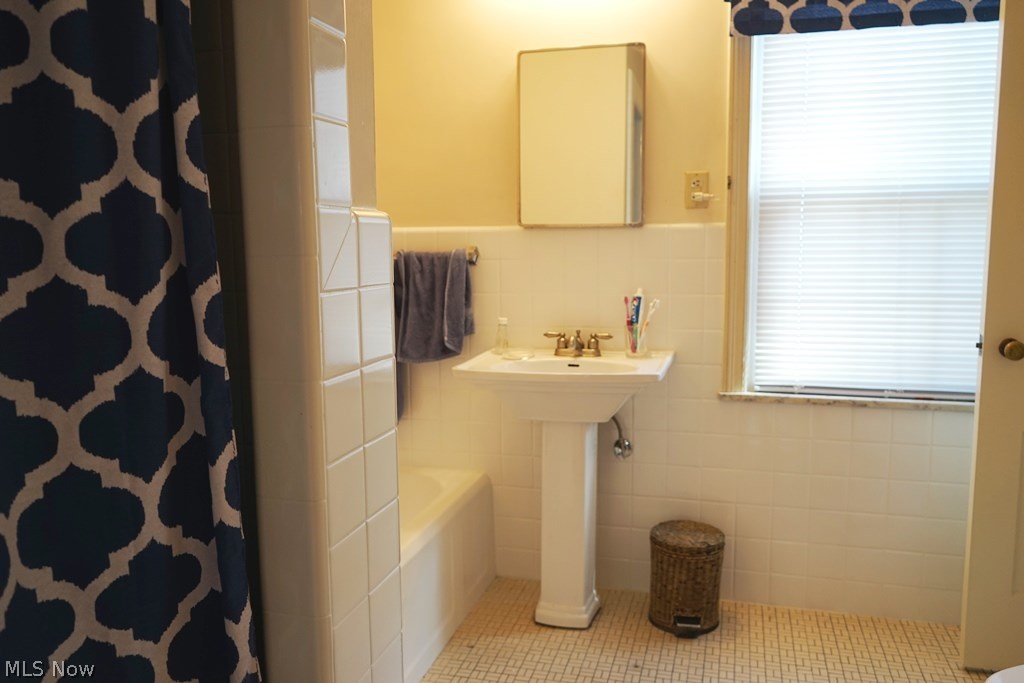 3687 Riedham Road Cleveland, OH 44120 - Photo 15 of 27