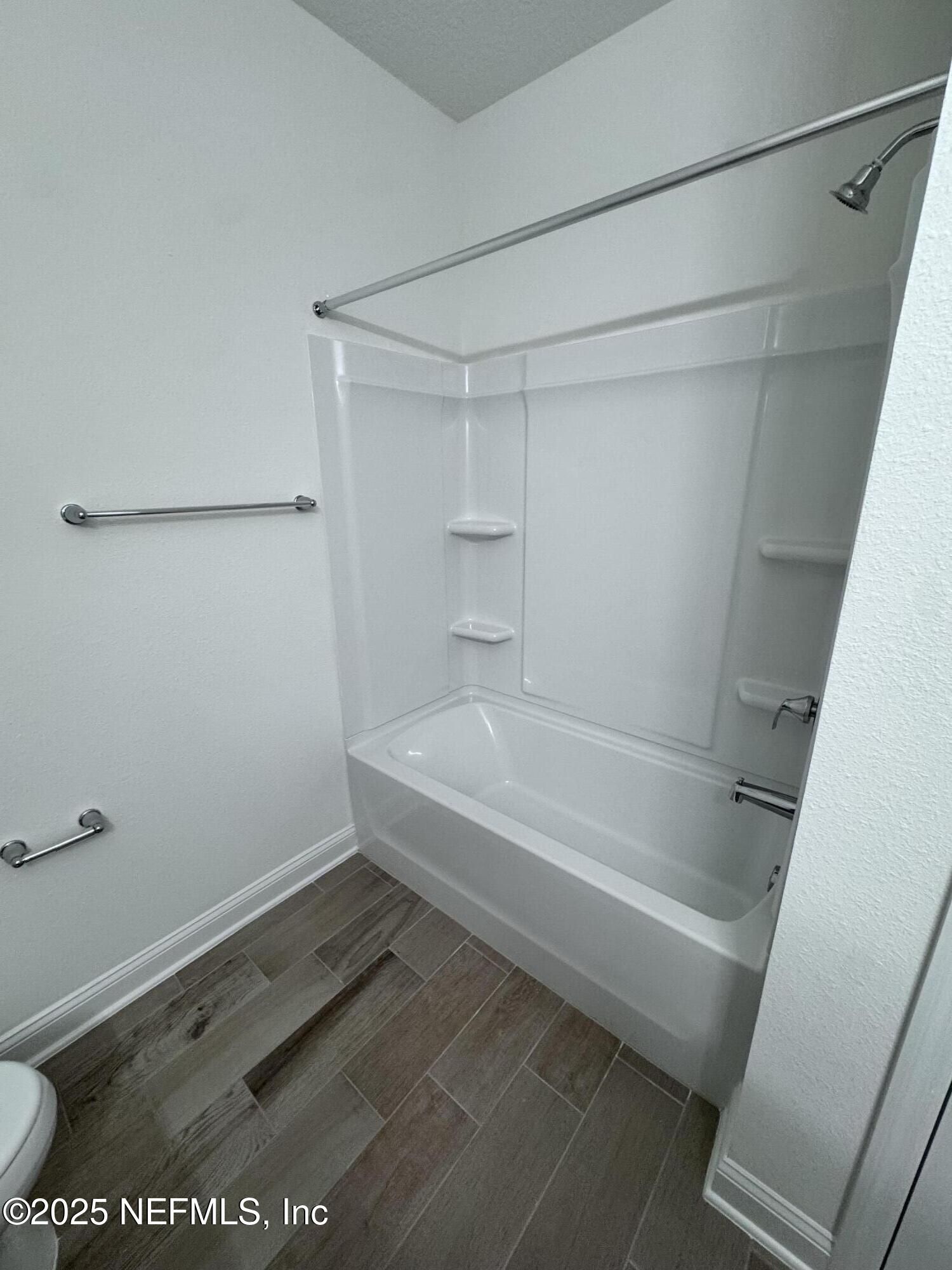 11156 Spg Mdws Road Jacksonville, FL 32222 - Photo 22 of 33 a bathroom with a bathtub