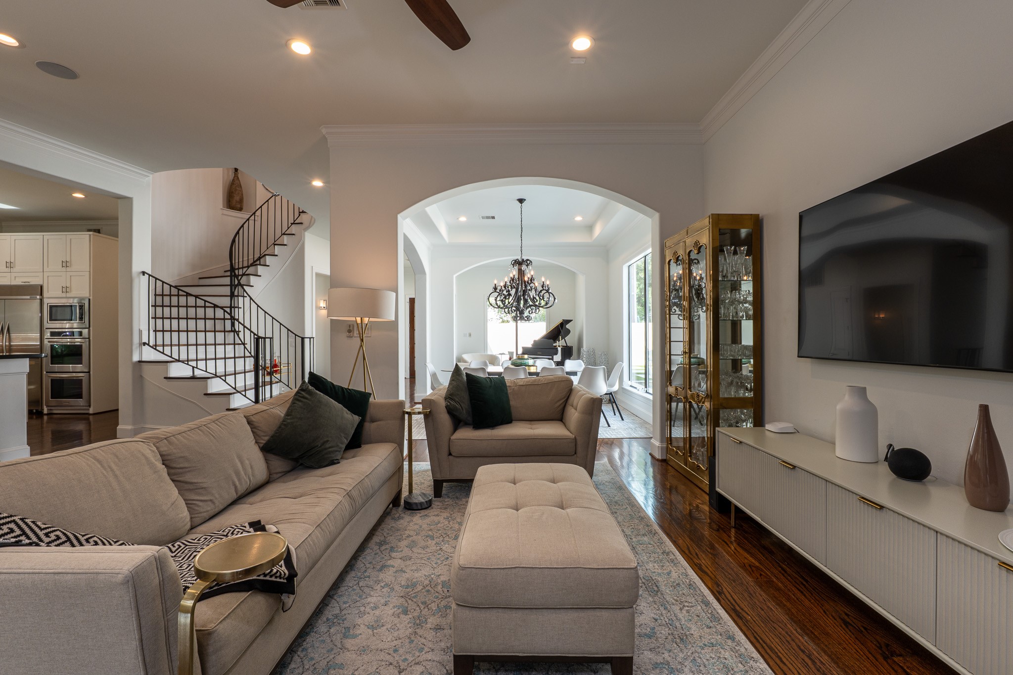1409 Indiana Street Houston, TX 77006 - Photo 17 of 47 a living room with furniture and a flat screen tv