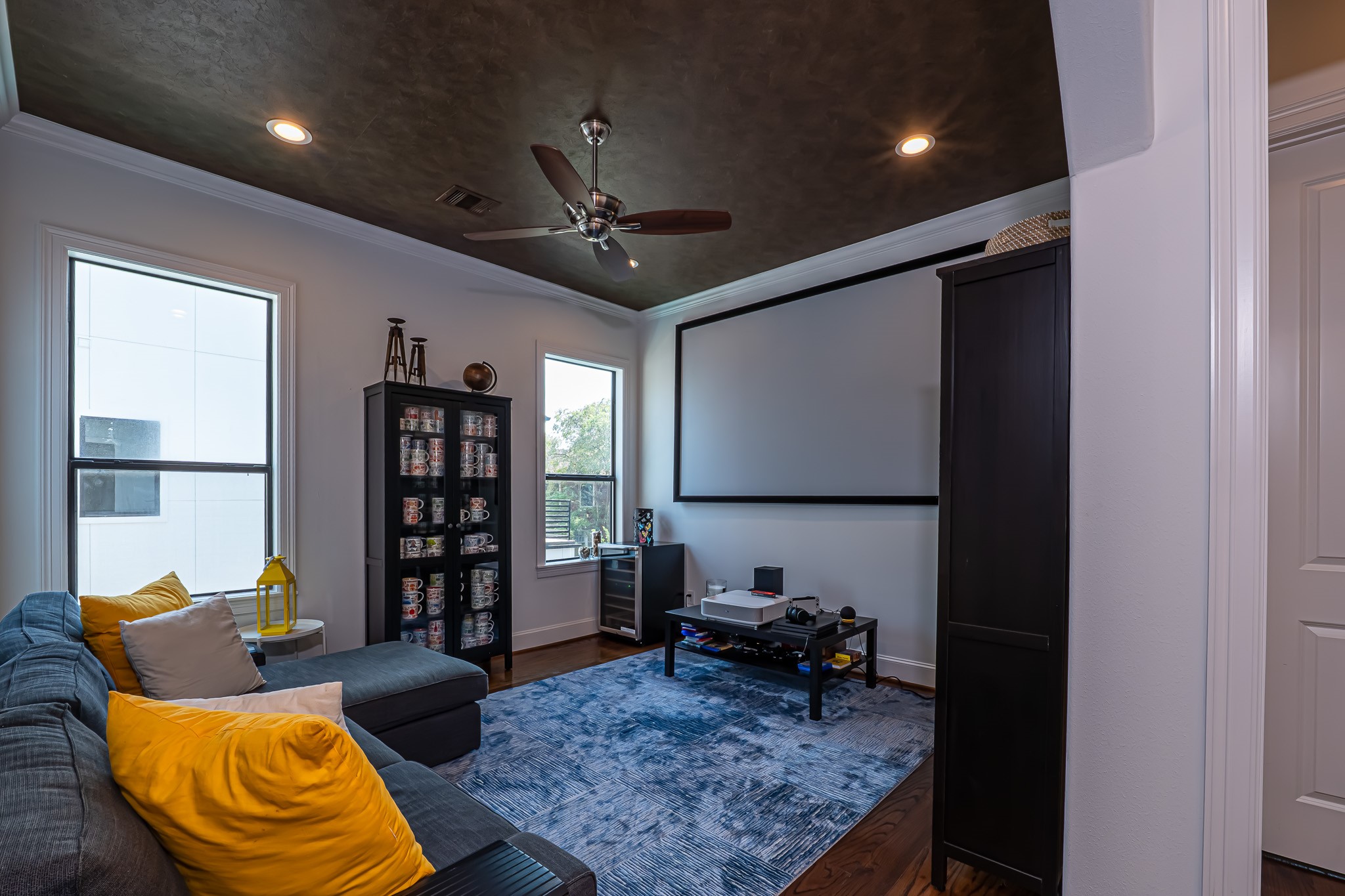 1409 Indiana Street Houston, TX 77006 - Photo 28 of 47 a living room with furniture and a flat screen tv