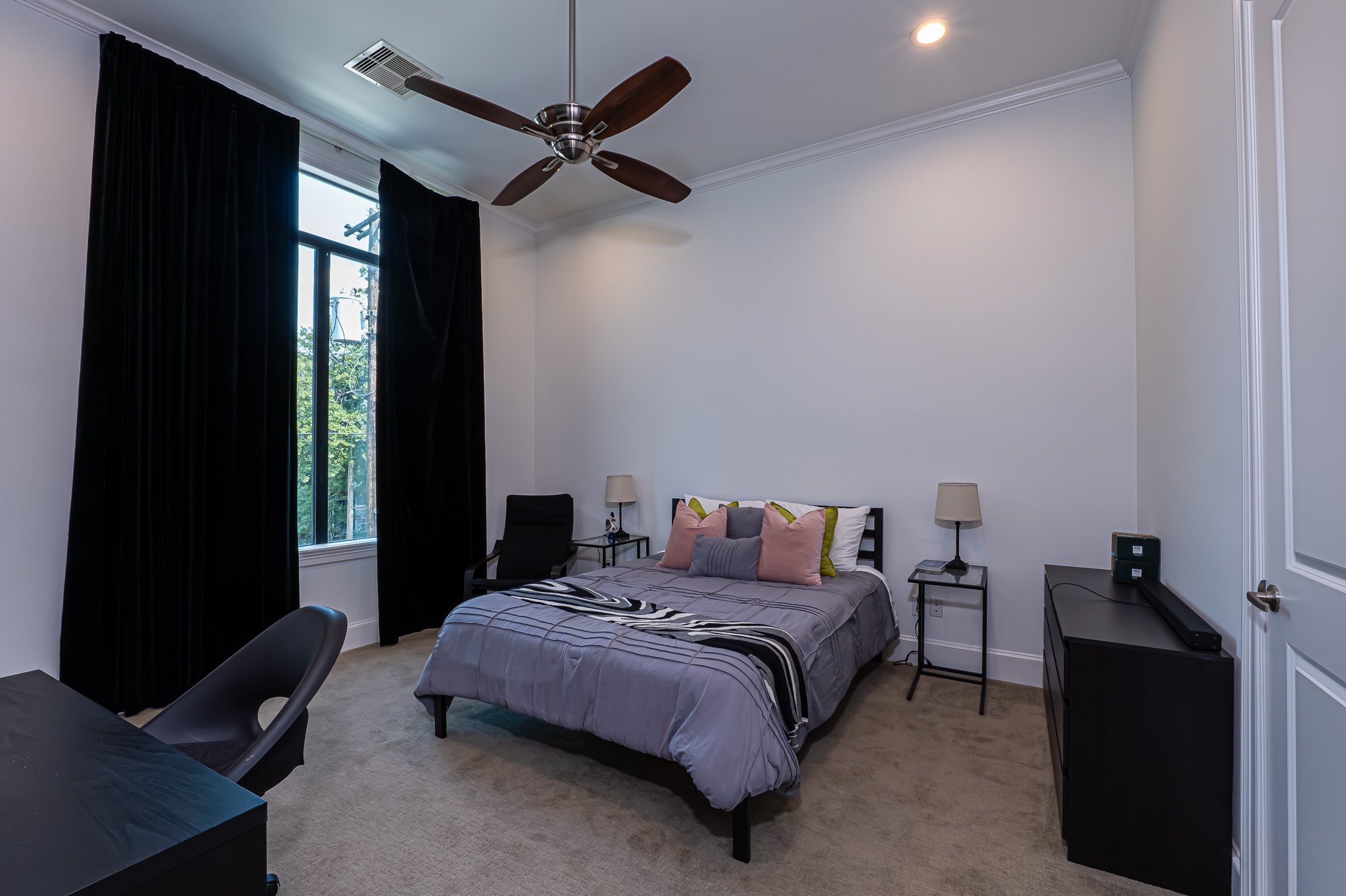 1409 Indiana Street Houston, TX 77006 - Photo 39 of 47 a bedroom with a bed and a window