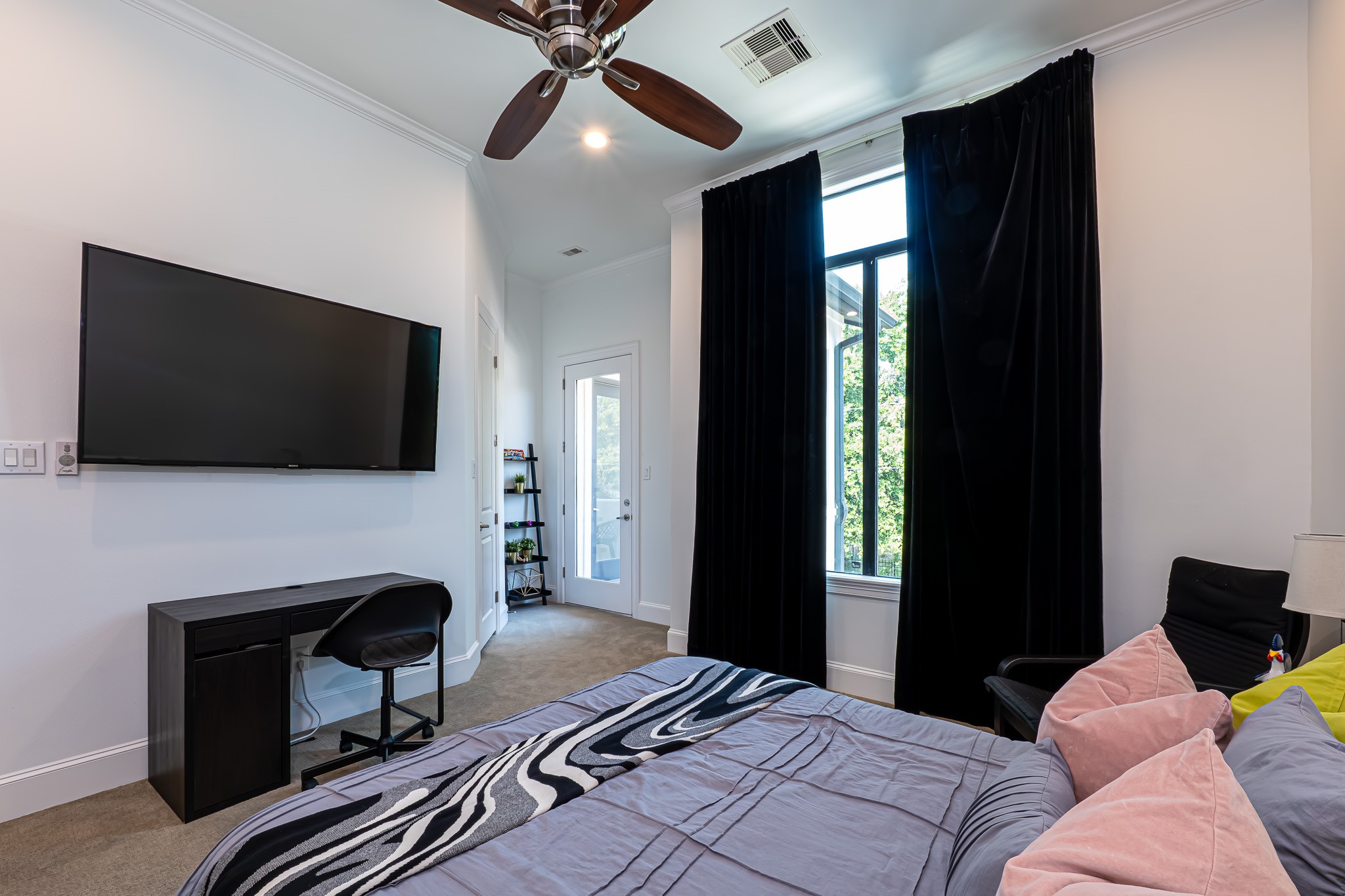 1409 Indiana Street Houston, TX 77006 - Photo 41 of 47 a bedroom with a bed and a flat screen tv