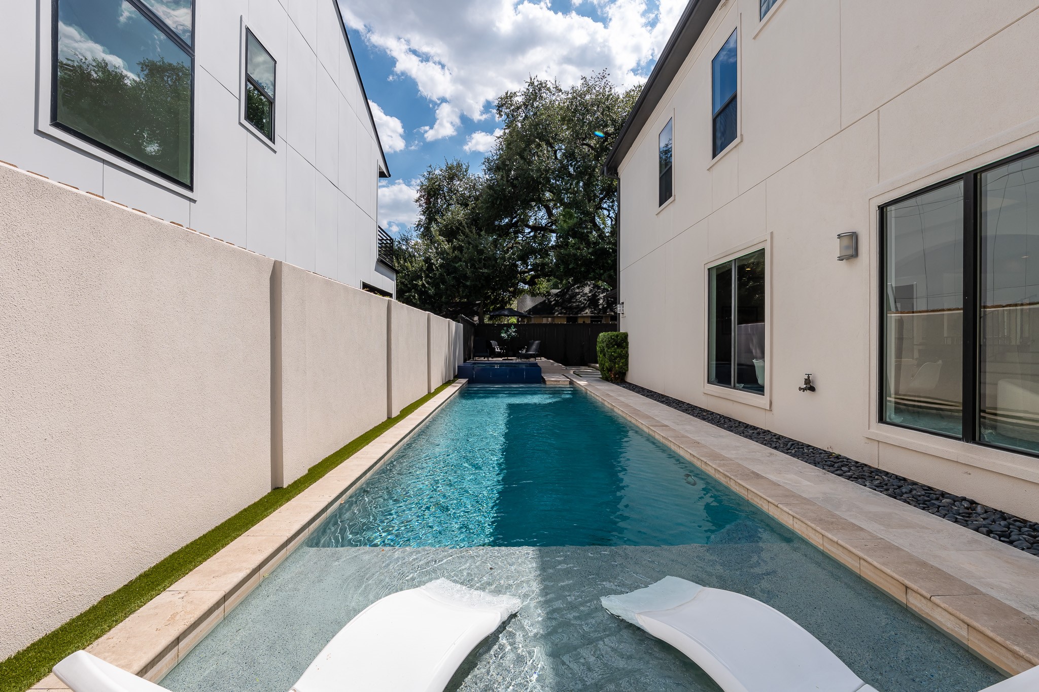 1409 Indiana Street Houston, TX 77006 - Photo 43 of 47 a view of a backyard with sitting area