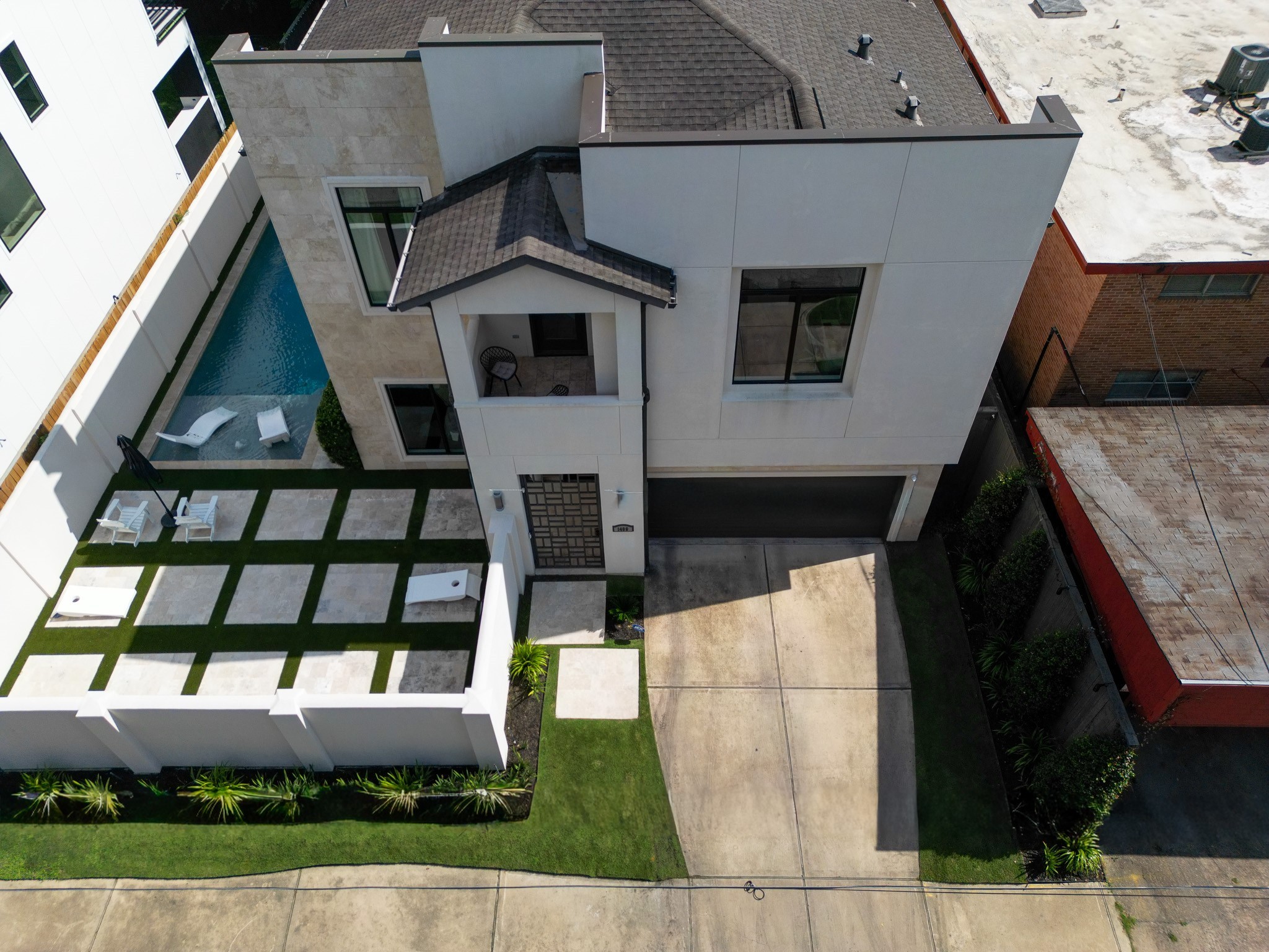 1409 Indiana Street Houston, TX 77006 - Photo 46 of 47 a front view of a house with a yard