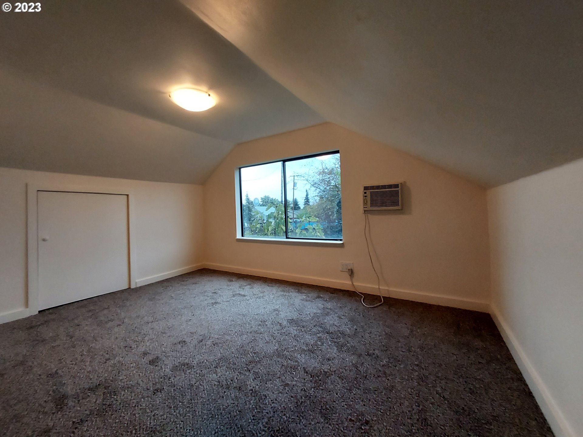 460 37th Street Springfield, OR 97478 - Photo 11 of 21 an empty room with windows