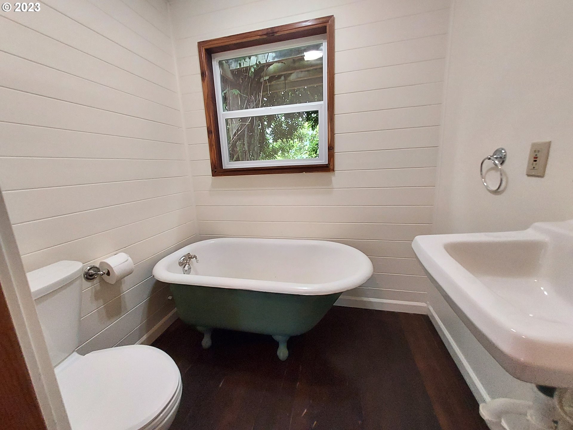 460 37th Street Springfield, OR 97478 - Photo 12 of 21 a bathroom with a toilet a sink and a window