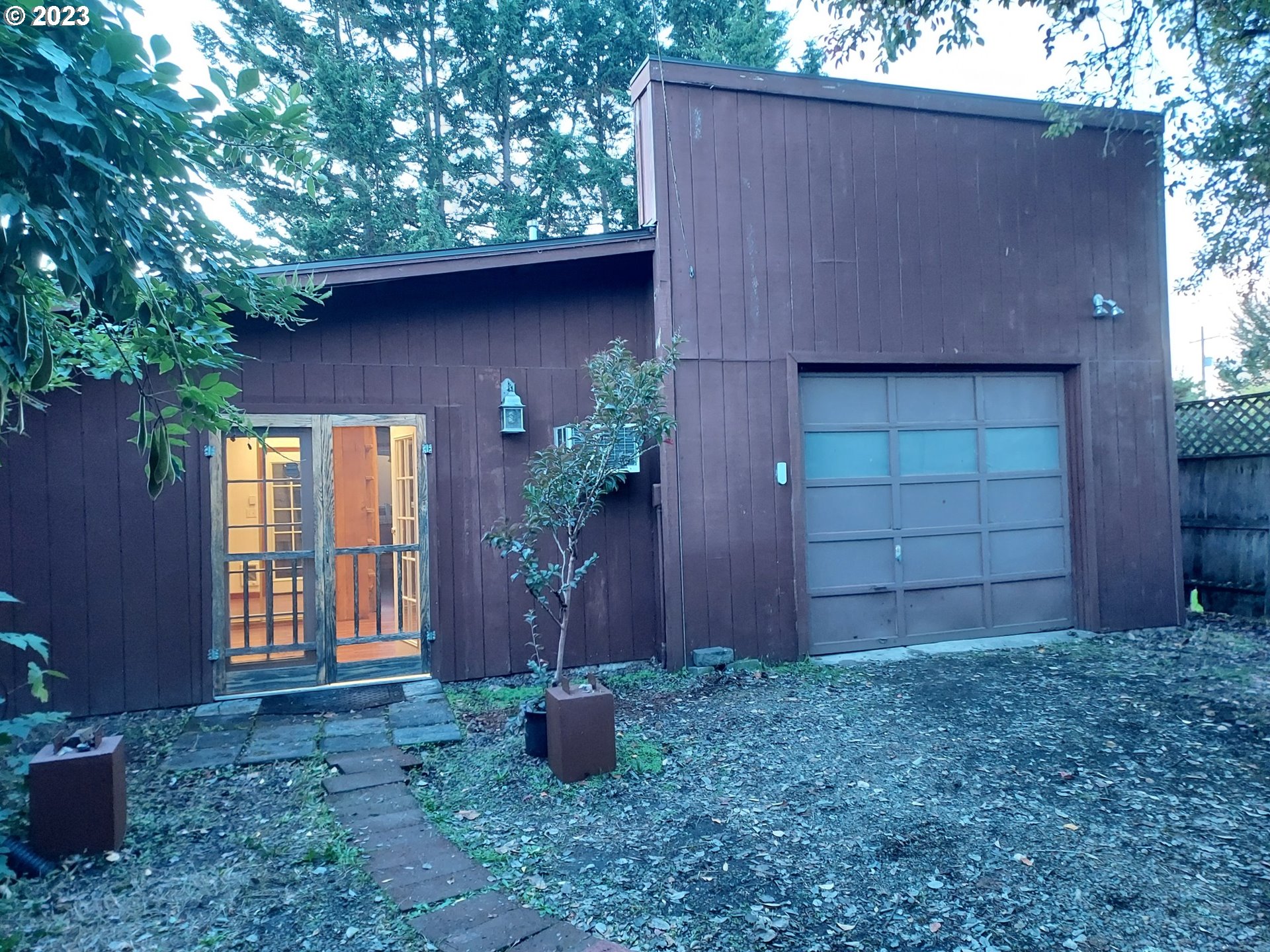 460 37th Street Springfield, OR 97478 - Photo 14 of 21 a house with a outdoor space