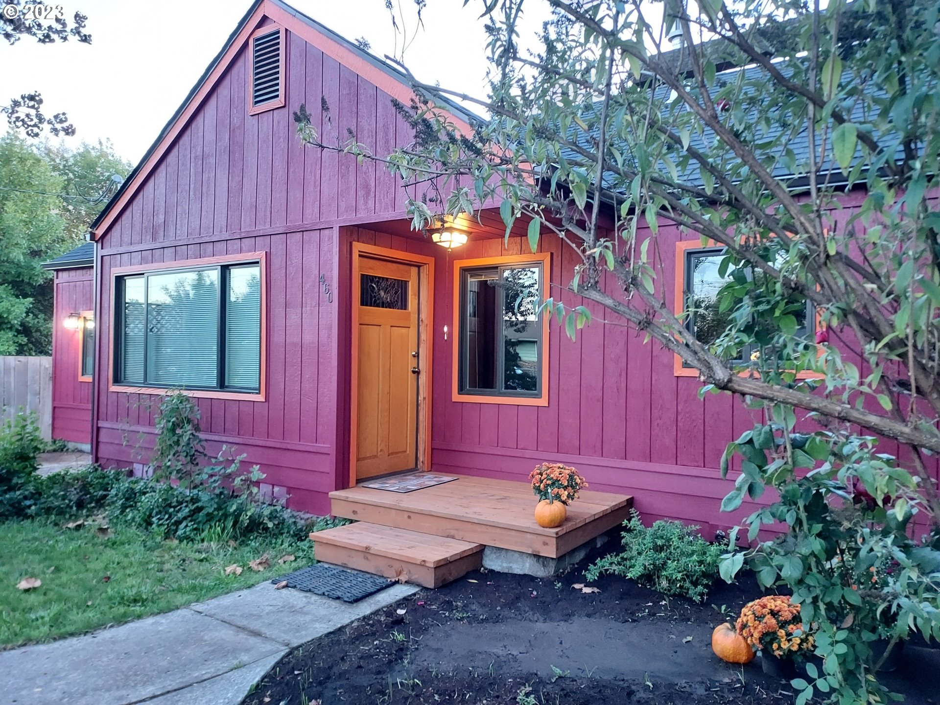 460 37th Street Springfield, OR 97478 - Photo 4 of 21 a front view of a house with yard