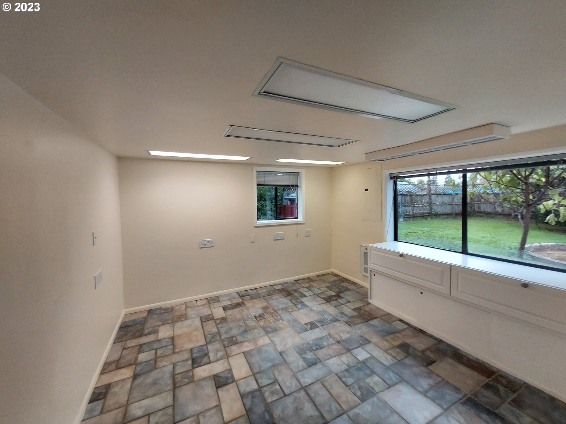 460 37th Street Springfield, OR 97478 - Photo 10 of 21 a view of an empty room and window