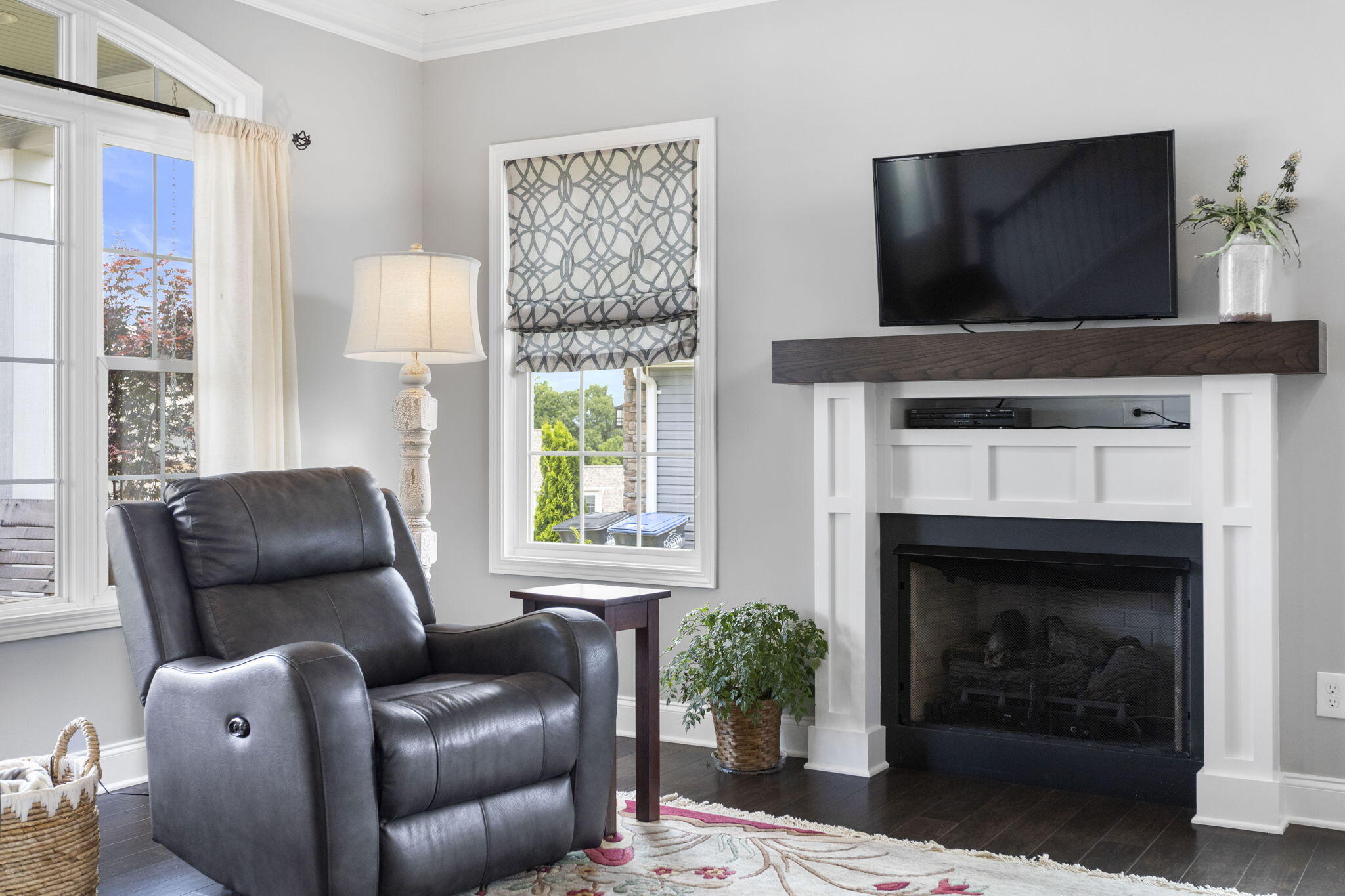 3145 London Road Kingsport, TN 37664 - Photo 11 of 35 Gas fireplace.