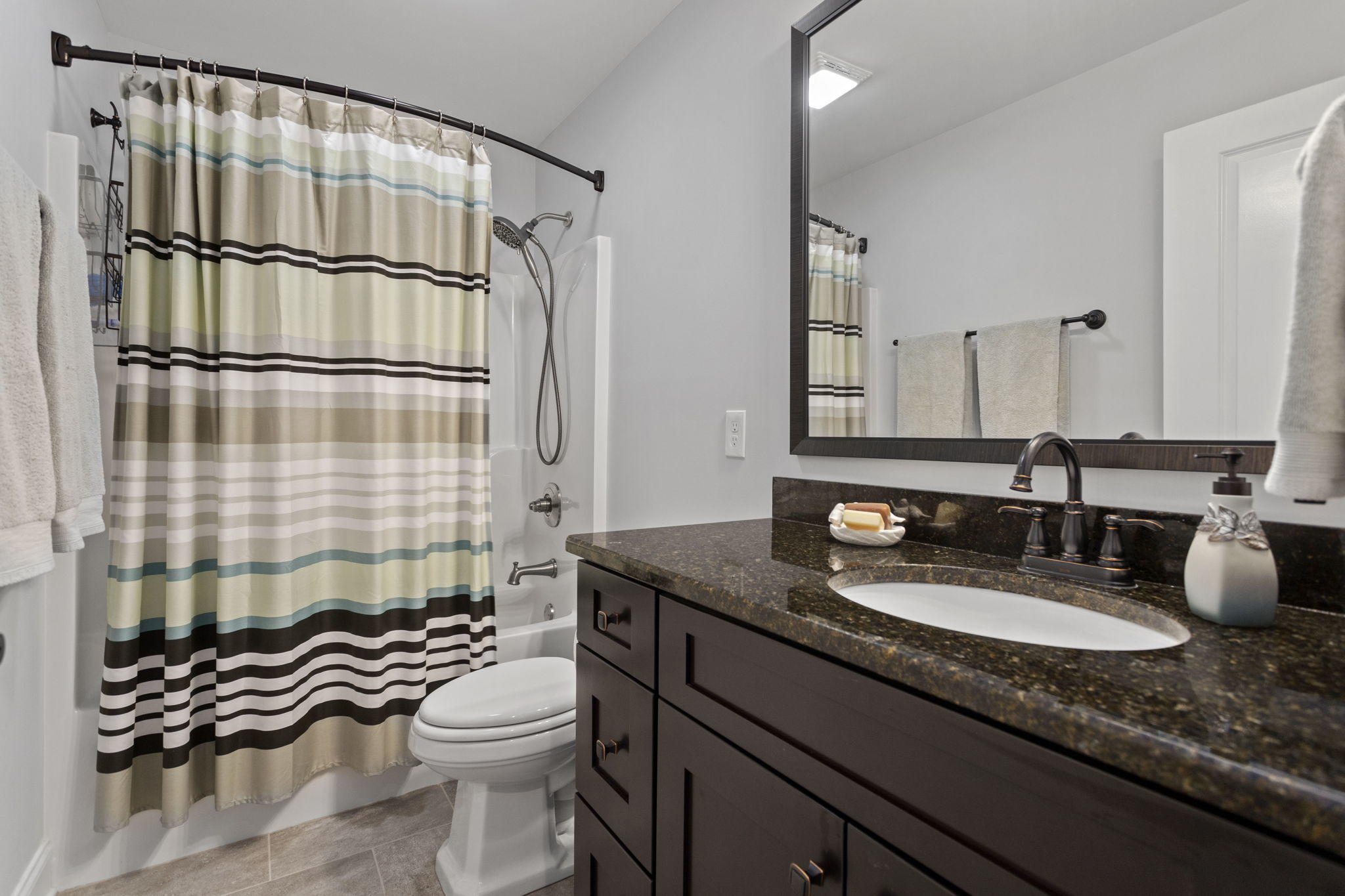 3145 London Road Kingsport, TN 37664 - Photo 25 of 35 Upstairs full bathroom.