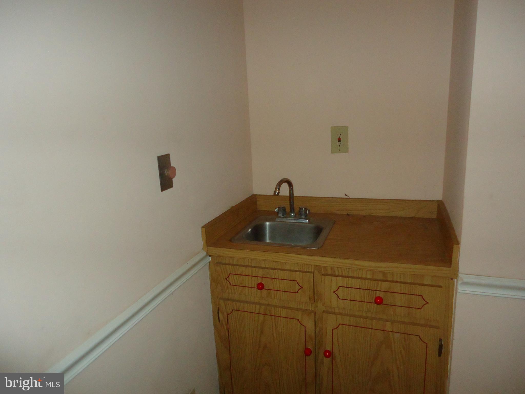 1000 Walnut Avenue Baltimore, MD 21229 - Photo 14 of 52 Main Floor Utility Sink