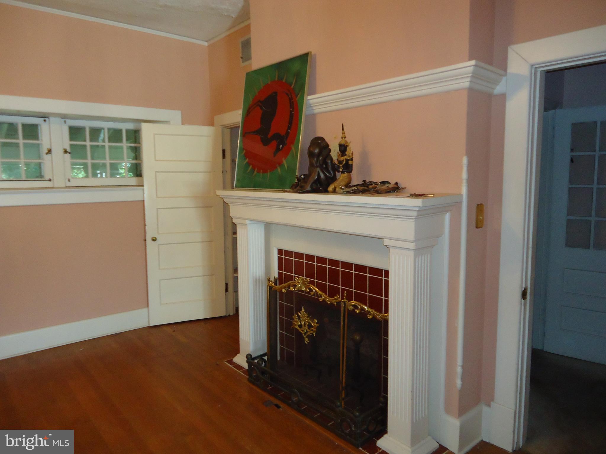 1000 Walnut Avenue Baltimore, MD 21229 - Photo 10 of 52 Living Room