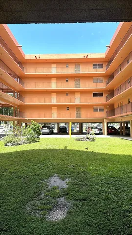 a view of a big room with a big yard
