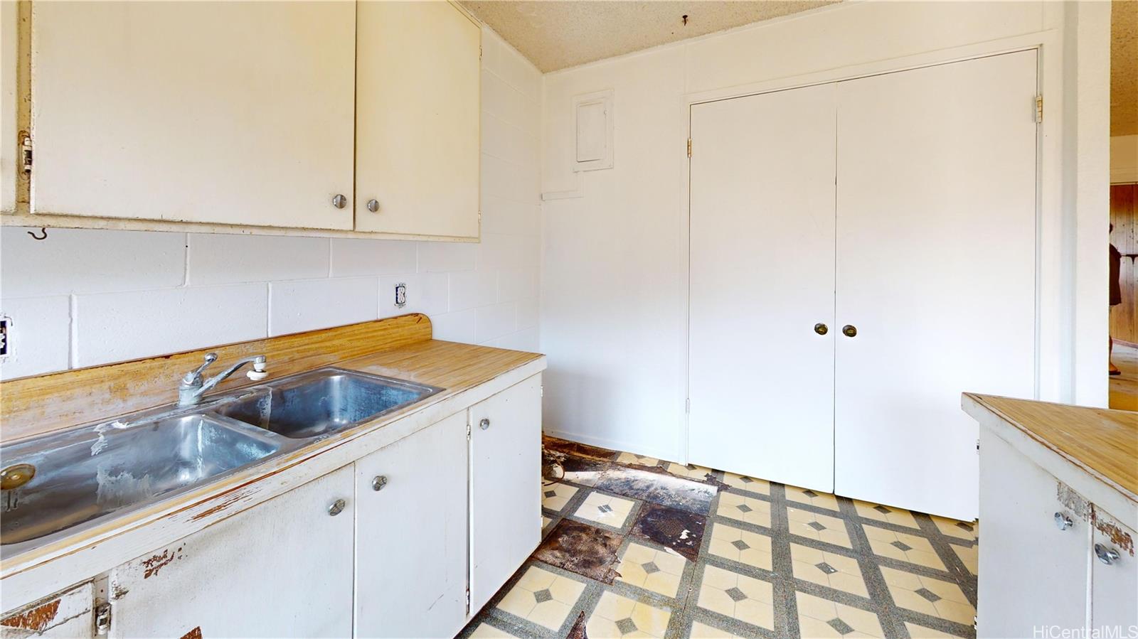 85-128 Ala Walua Street, Unit B Waianae, HI 96792 - Photo 4 of 16 a kitchen with a sink and cabinets