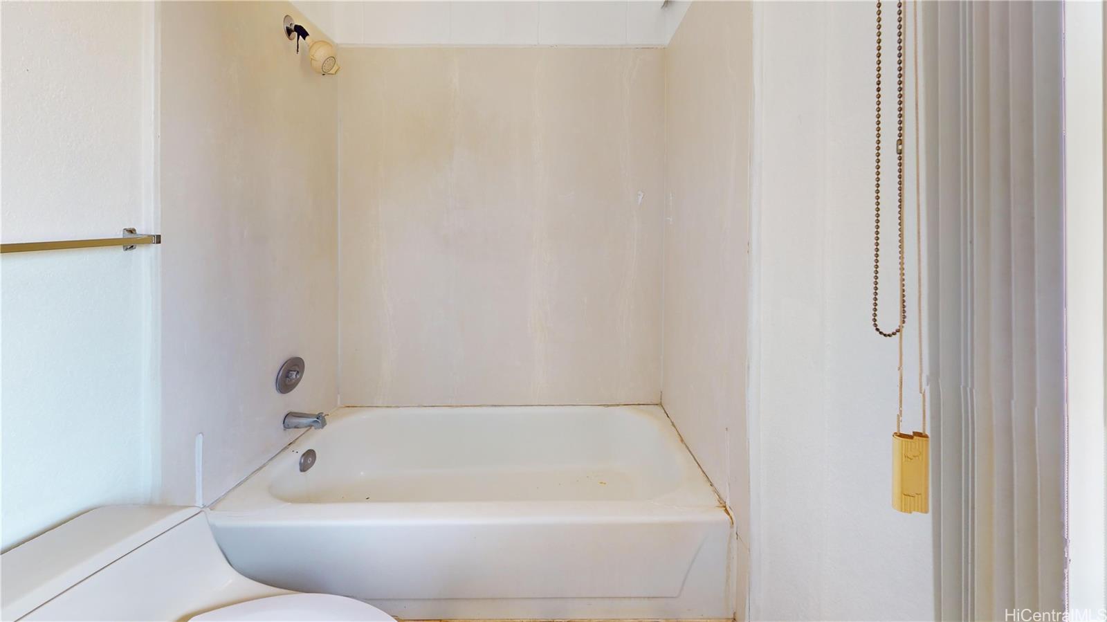 85-128 Ala Walua Street, Unit B Waianae, HI 96792 - Photo 10 of 16 a bathroom with a bathtub