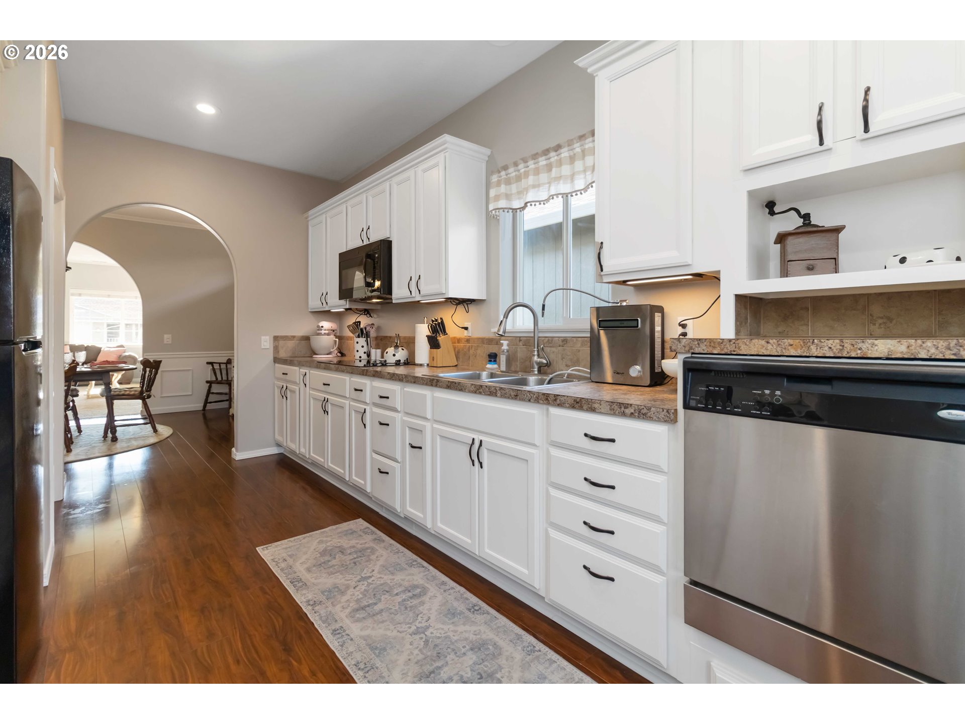 5558 Solo Point Drive Longview, WA 98632 - Photo 19 of 40 a kitchen with cabinets and chairs
