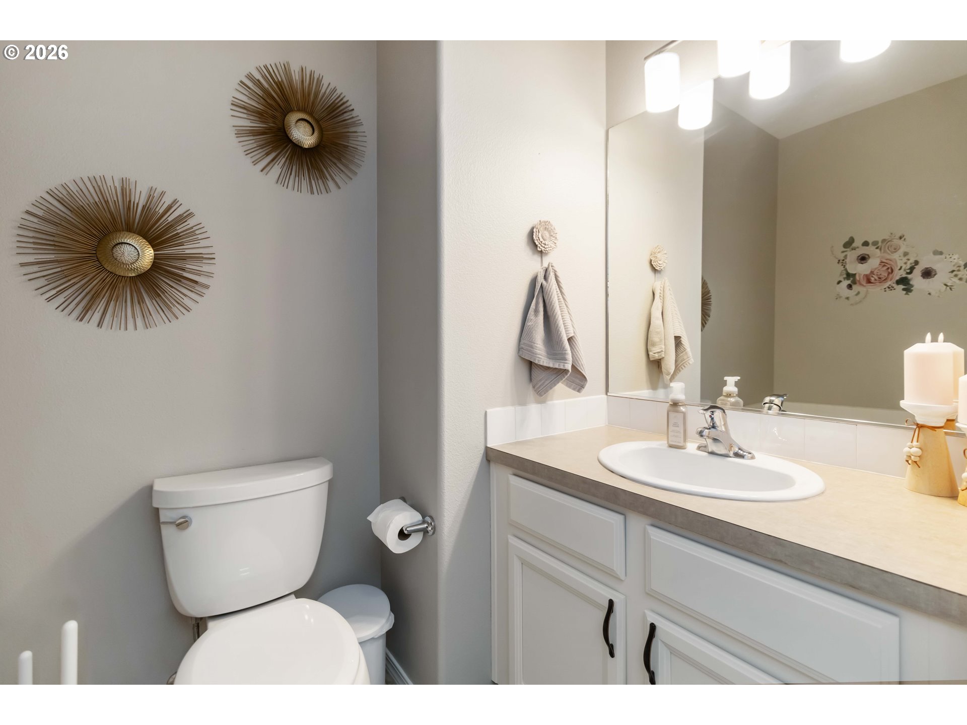 5558 Solo Point Drive Longview, WA 98632 - Photo 22 of 40 a bathroom with a toilet sink and mirror