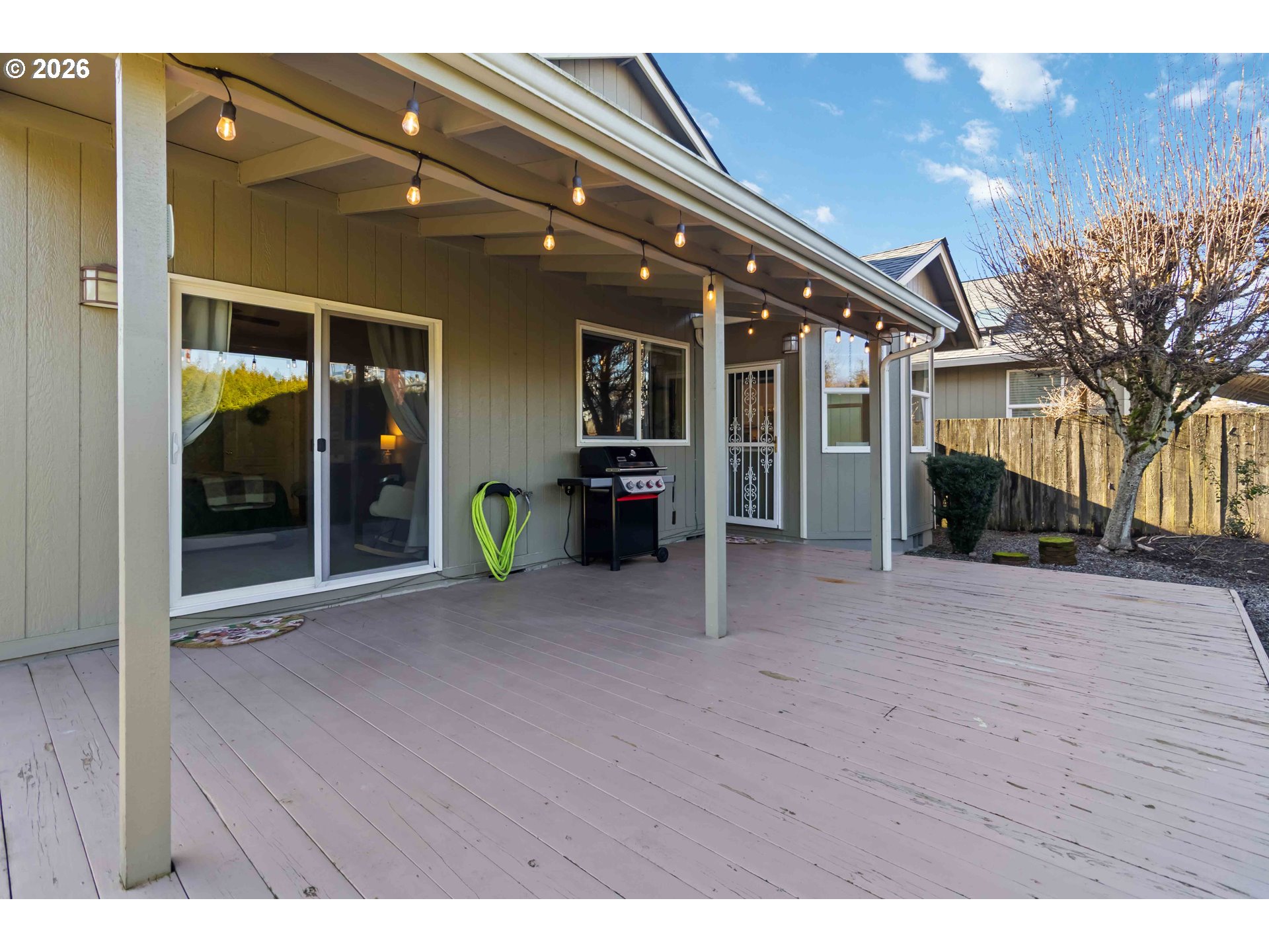 5558 Solo Point Drive Longview, WA 98632 - Photo 33 of 40 a view of livingroom with furniture and shower