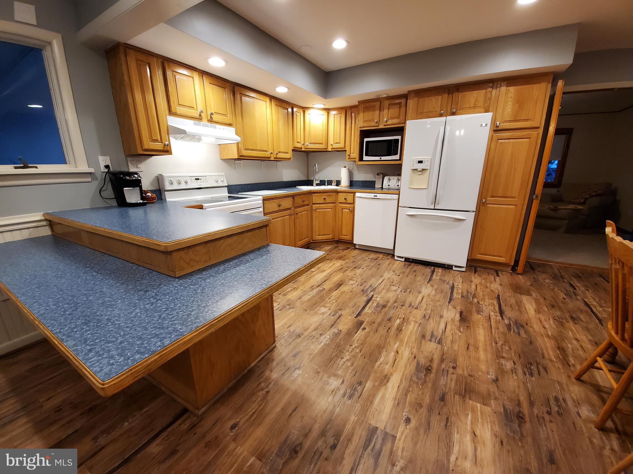 59 Jasmine Road Levittown, PA 19056 - Photo 8 of 52 Breakfast Bar for 4!