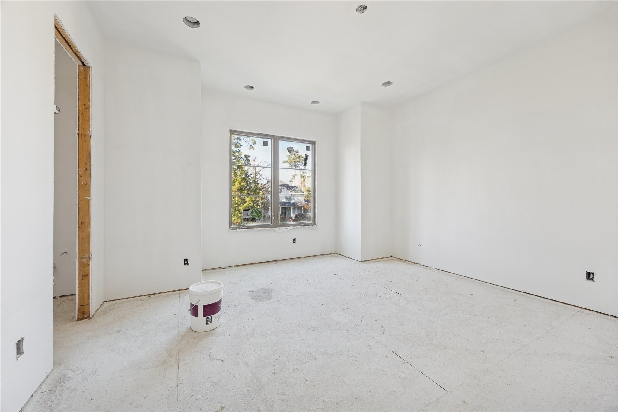 515 West 33rd Street Houston, TX 77018 - Photo 21 of 30 an empty room with windows