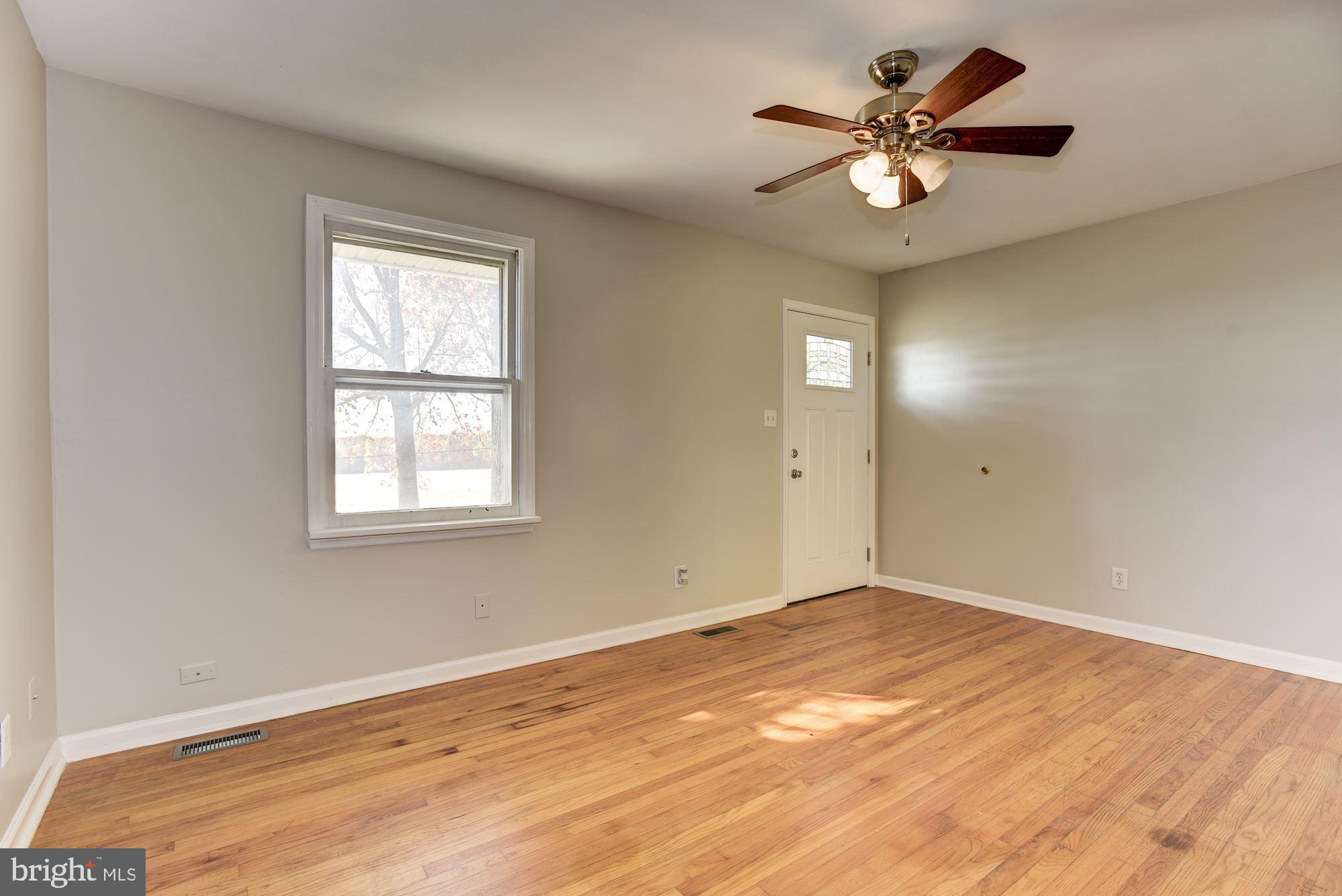 5123 Old Hanover Road Westminster, MD 21158 - Photo 2 of 40 Living Room