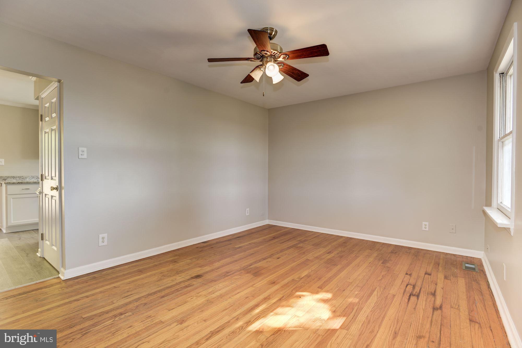 5123 Old Hanover Road Westminster, MD 21158 - Photo 3 of 40 Living Room