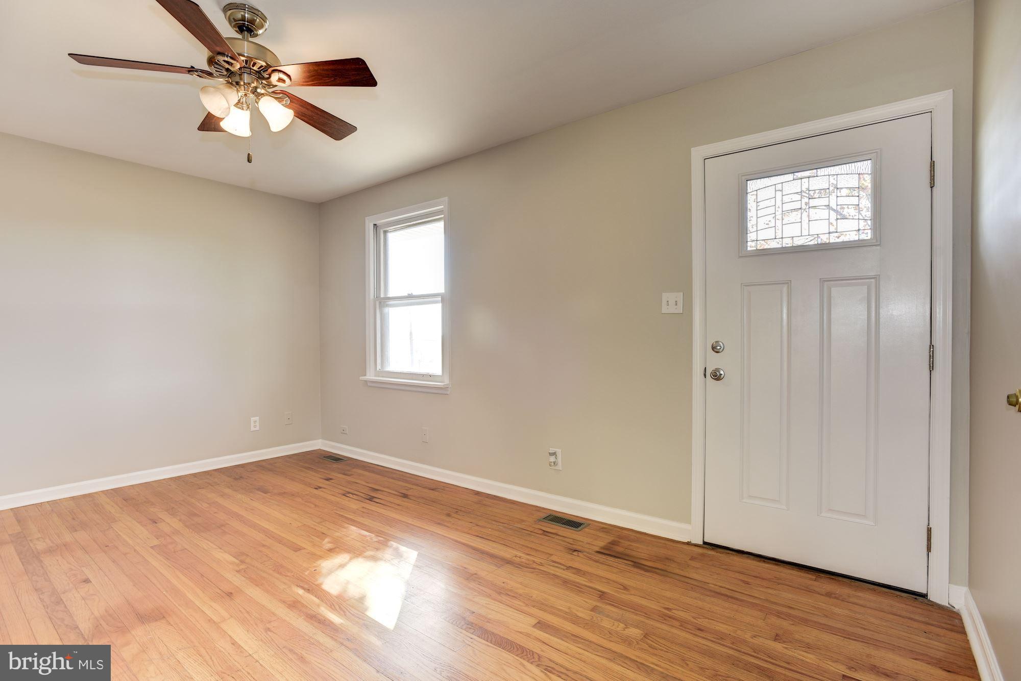 5123 Old Hanover Road Westminster, MD 21158 - Photo 4 of 40 Living Room