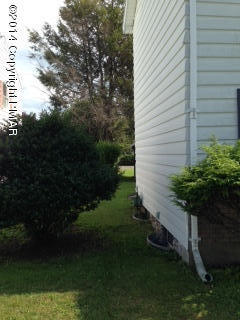236 Main Street Moosic, PA 18507 - Photo 3 of 16 Left side of home
