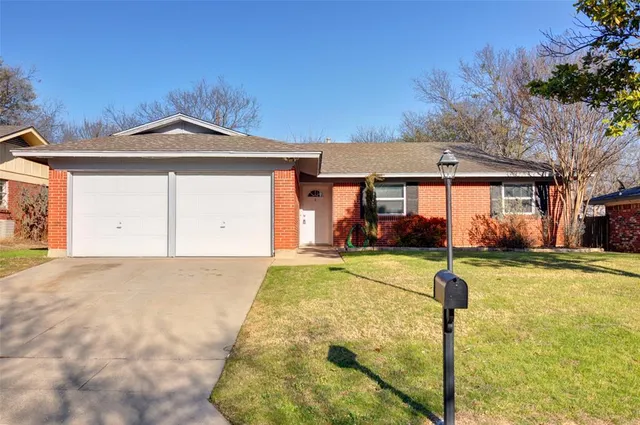 $1,950 | 208 Rolling Hills Drive, Aledo, TX 76008