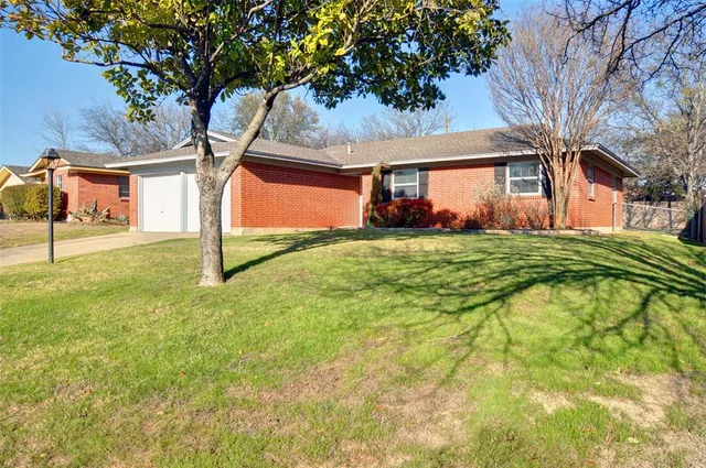 $1,950 | 208 Rolling Hills Drive, Aledo, TX 76008