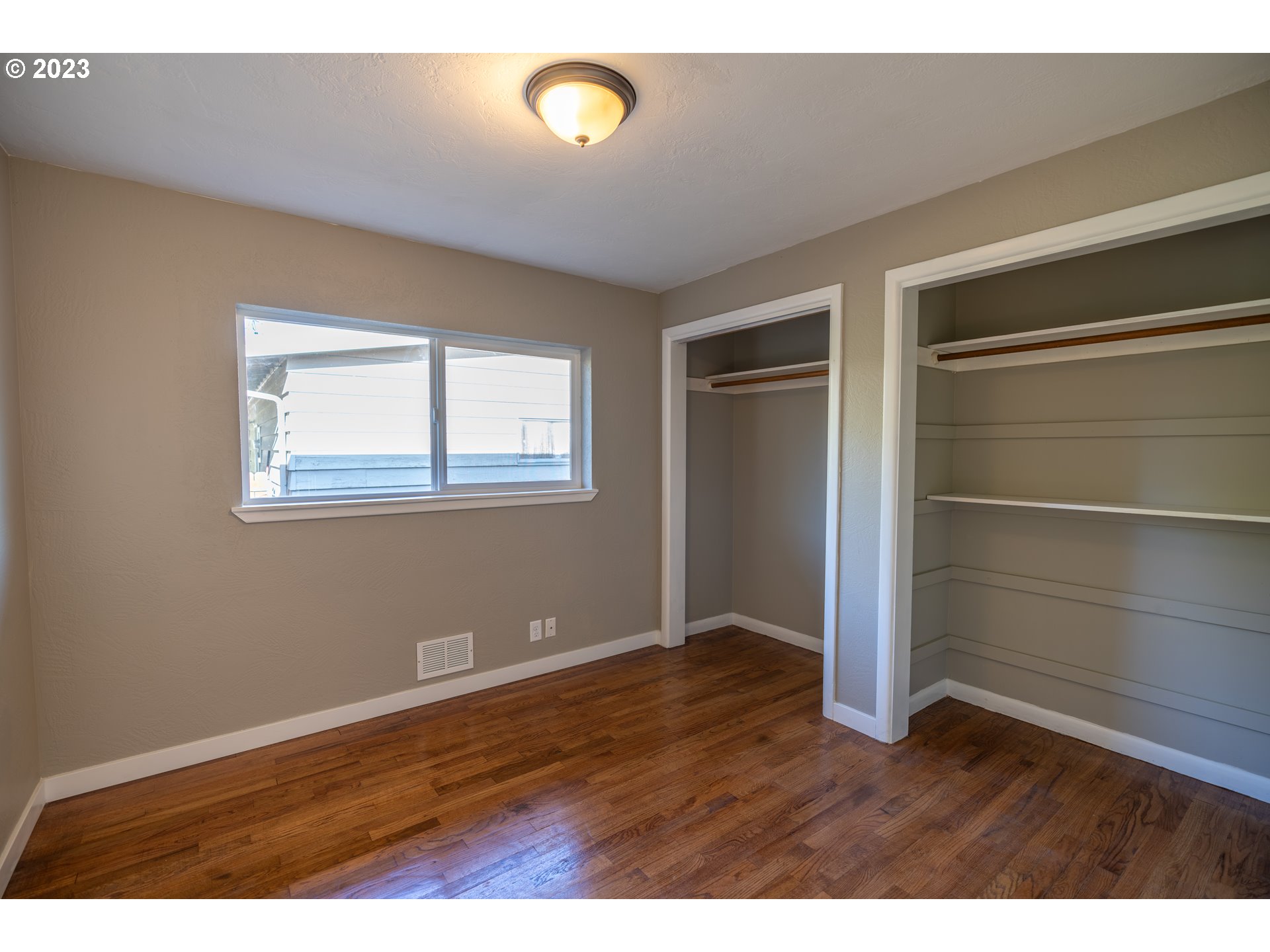 70 Greenvale Drive Springfield, OR 97477 - Photo 25 of 46 Owner's Suite Bathroom