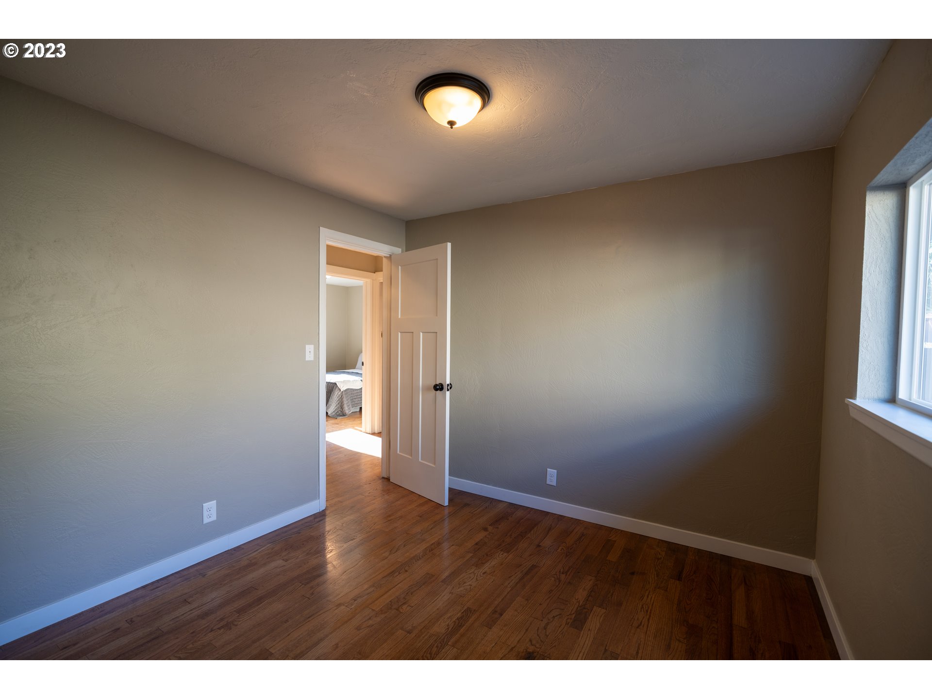 70 Greenvale Drive Springfield, OR 97477 - Photo 26 of 46 Owner's Suite Bathroom