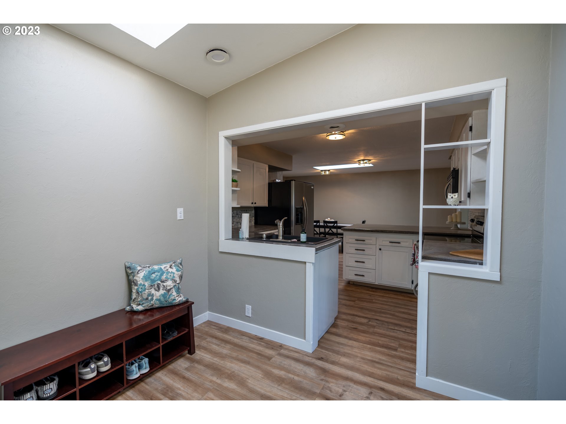 70 Greenvale Drive Springfield, OR 97477 - Photo 10 of 46 Entrance/Foyer