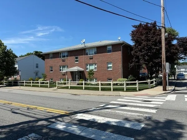 $2,295 | 189 River Street, Unit 1, Waltham, MA 02453