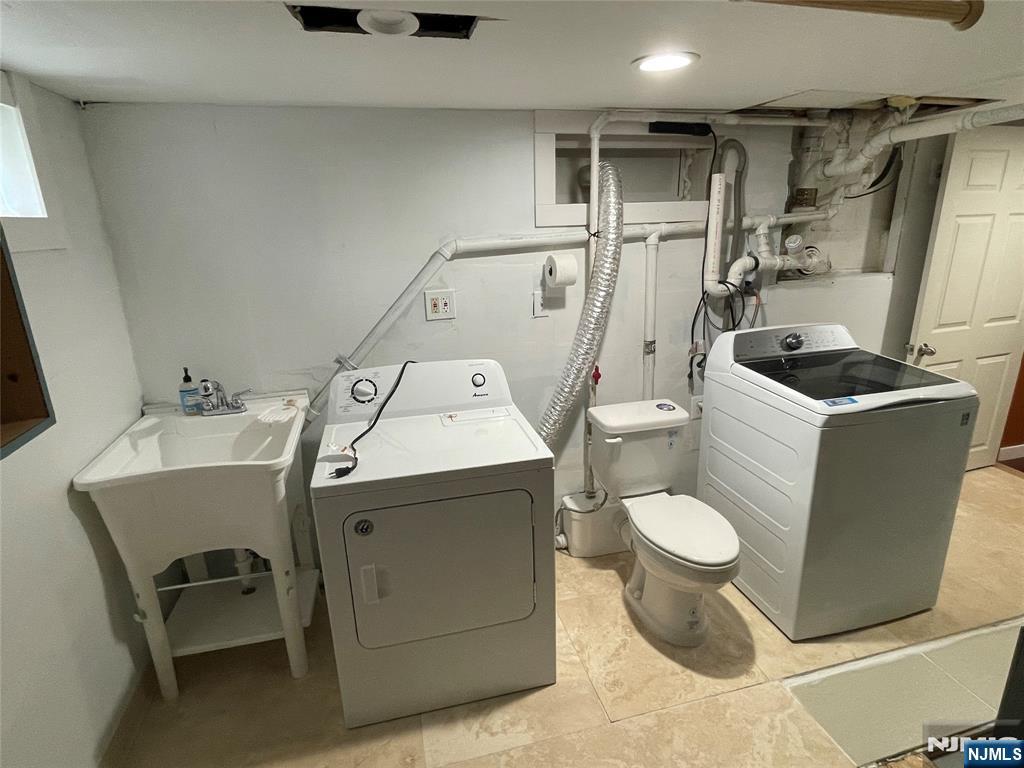 12 Fordham Road Oakland, NJ 07436 - Photo 22 of 26 a utility room with dryer and washer