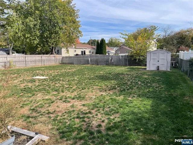 a view of a backyard