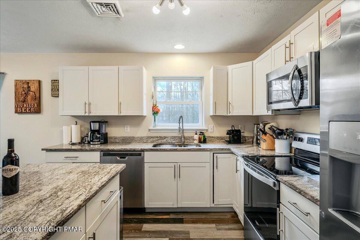 2127 Warwick Circle Tobyhanna, PA 18466 - Photo 16 of 44 31-HomeView_Media-2127_Warwick_Cir