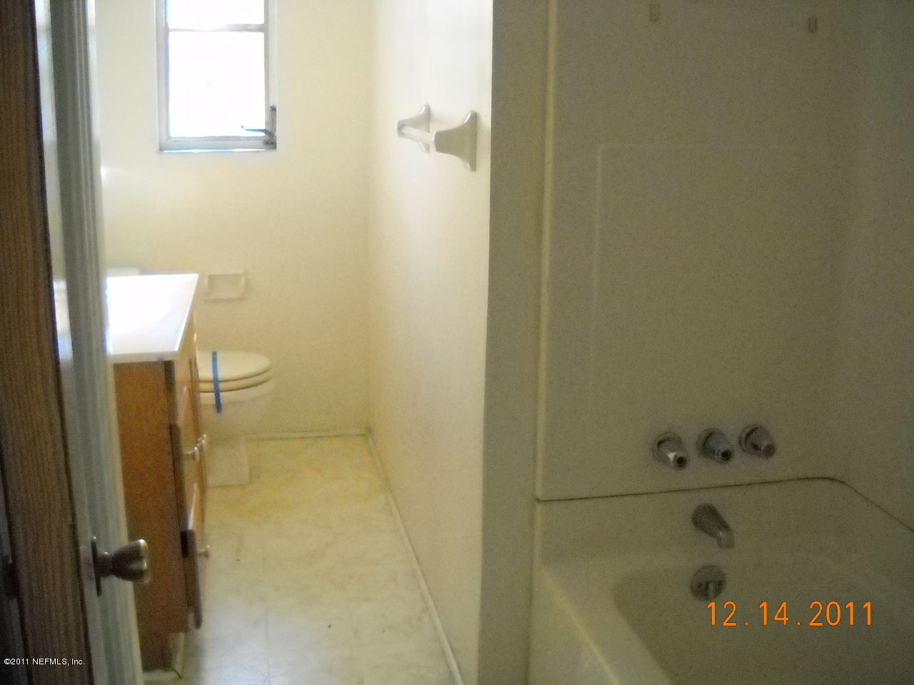 6564 Aires Road Jacksonville, FL 32244 - Photo 8 of 9 Hall bath