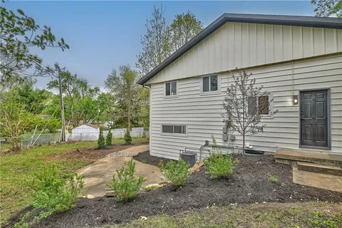 $429,500 | 9901 Countryside Road, Lenexa, KS 66215