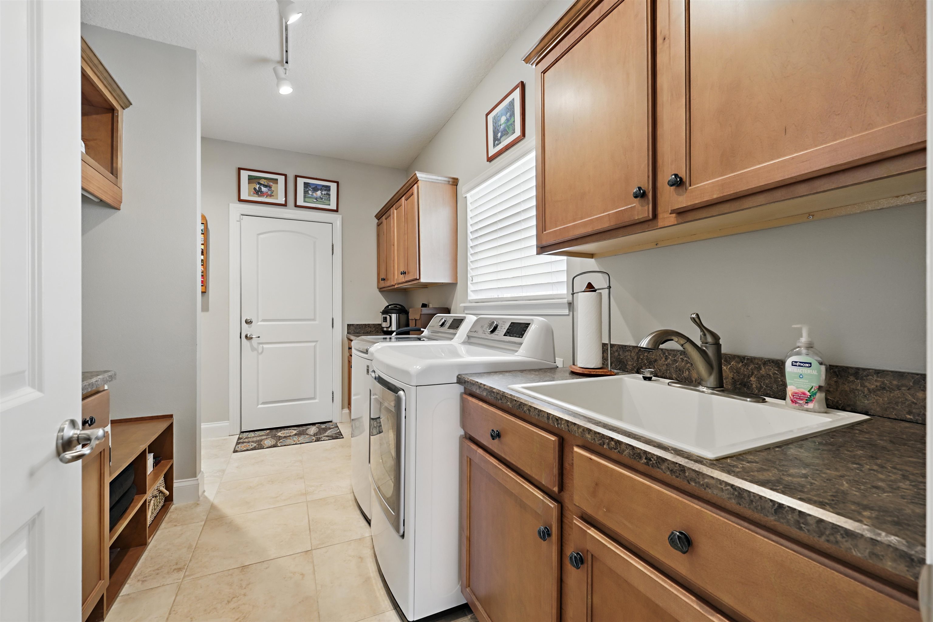 322 Fiddlers Point Drive St. Augustine, FL 32080 - Photo 33 of 58 a kitchen with a sink and cabinets