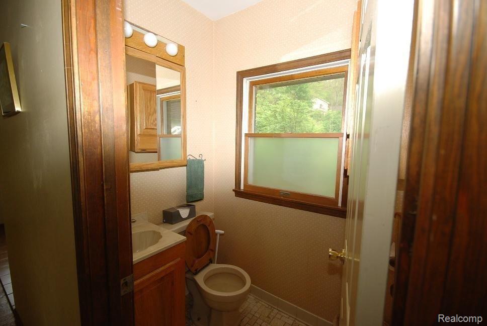 9384 Van Antwerp Road Brighton, MI 48116 - Photo 15 of 20 Half Bath.JPG